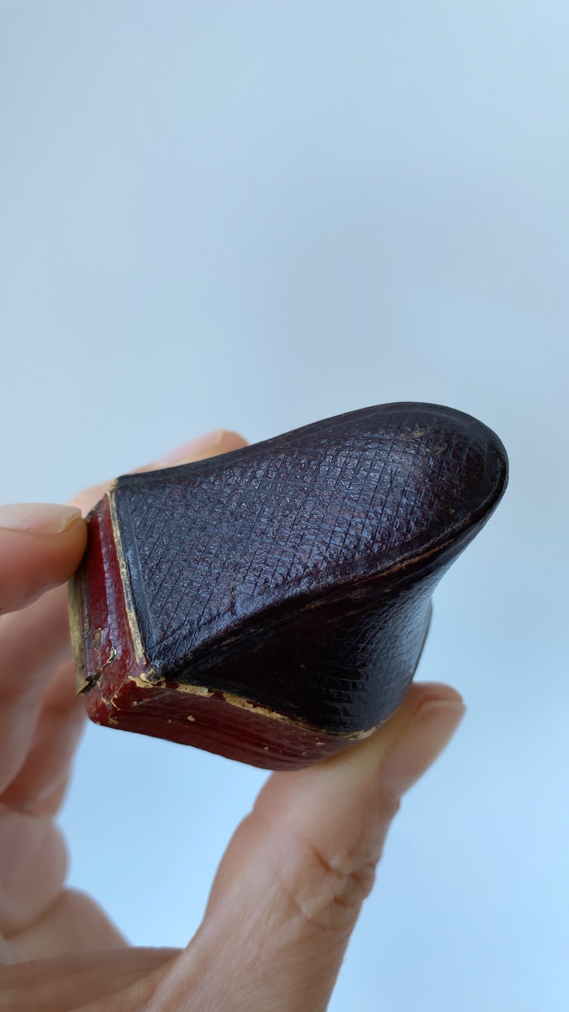 rare stirrup shaped two tone brown box