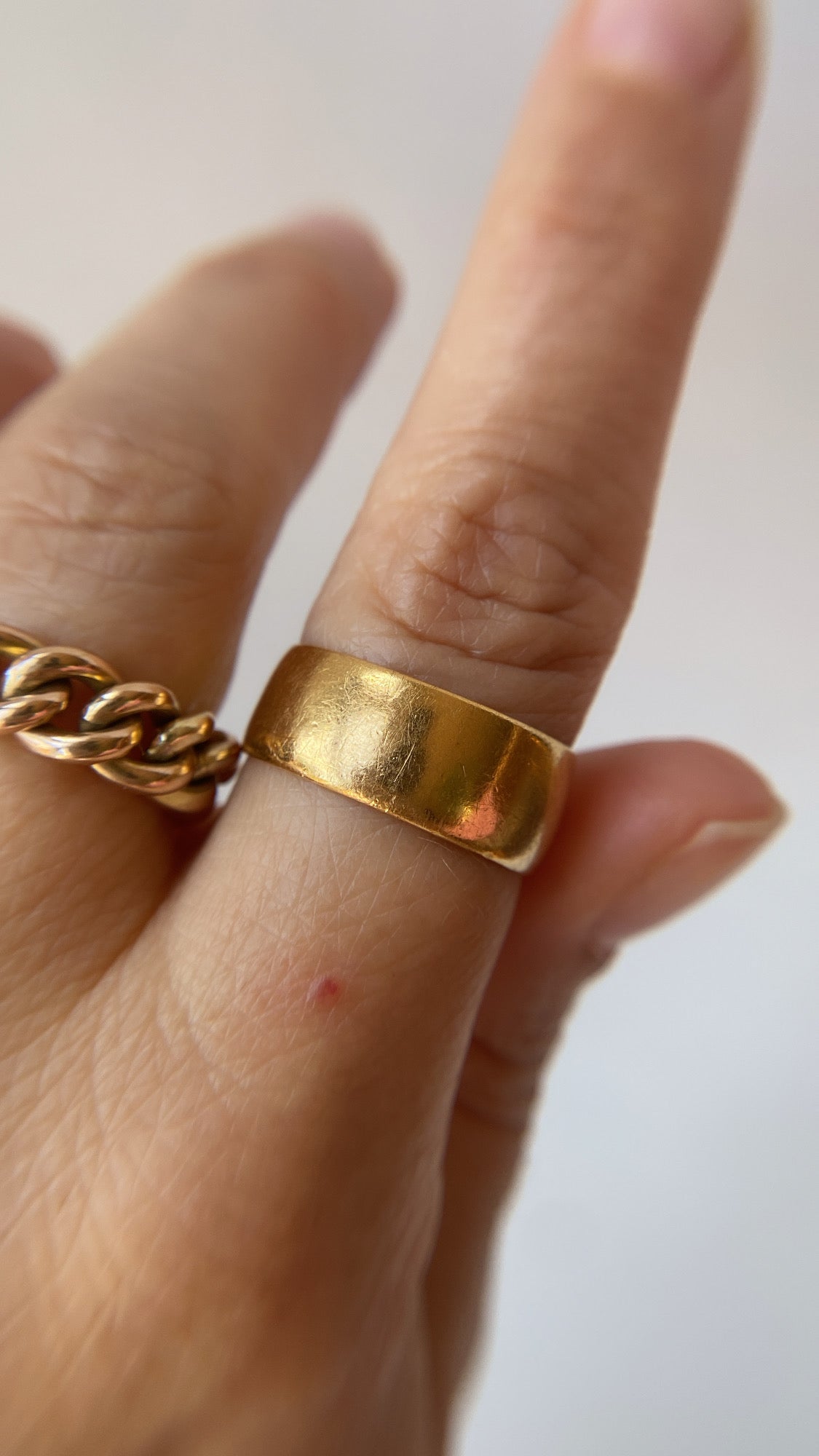 the Edwardian 22ct gold band