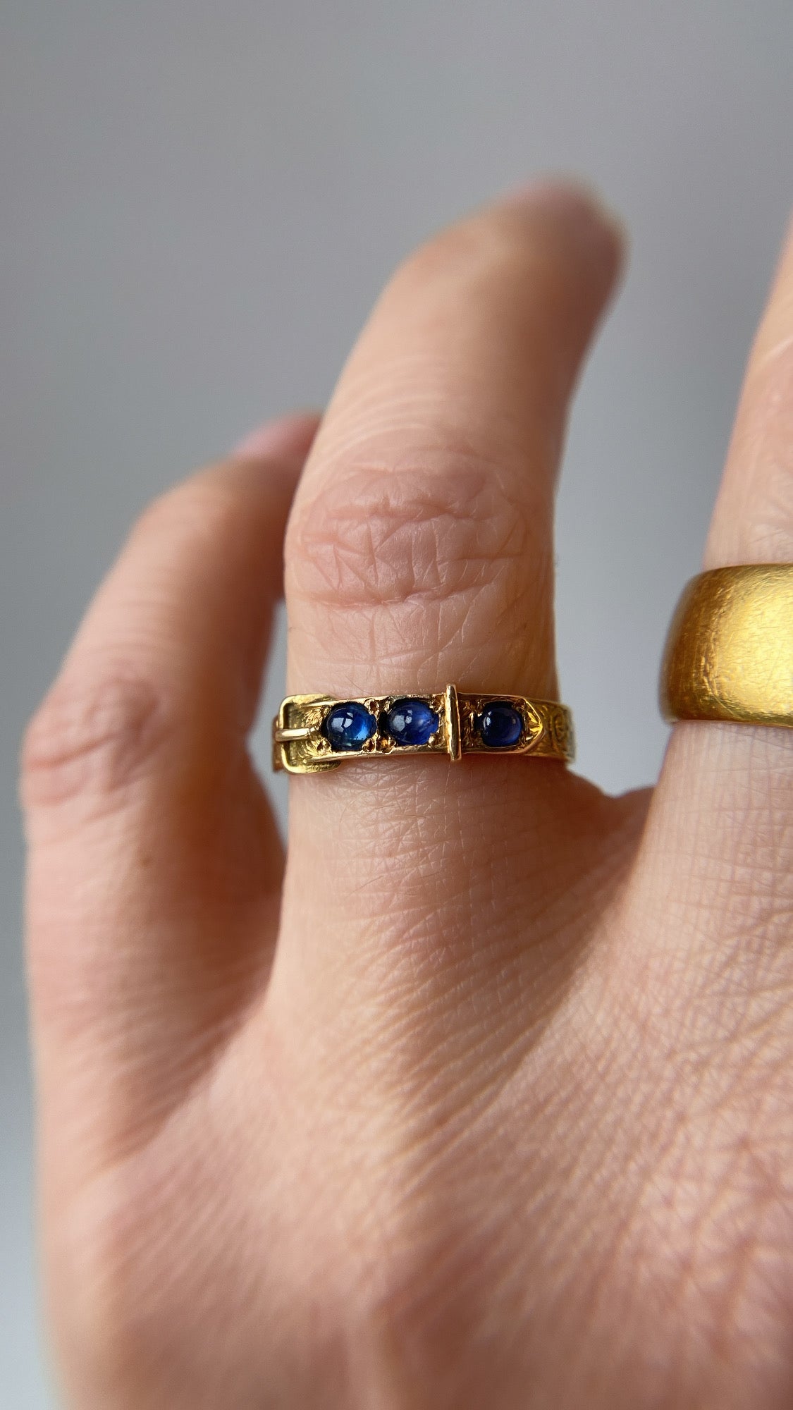 the sapphire buckle ring
